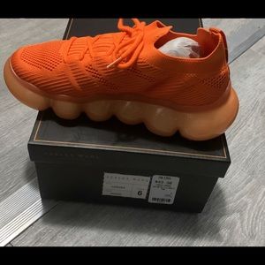 Brand new size 6 mesh gym shoe